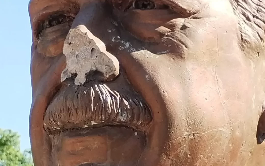 Se Vandalizo el Busto en Homenaje a Raúl Alfonsín que se encuentra en la Plaza San Martín de Morón
