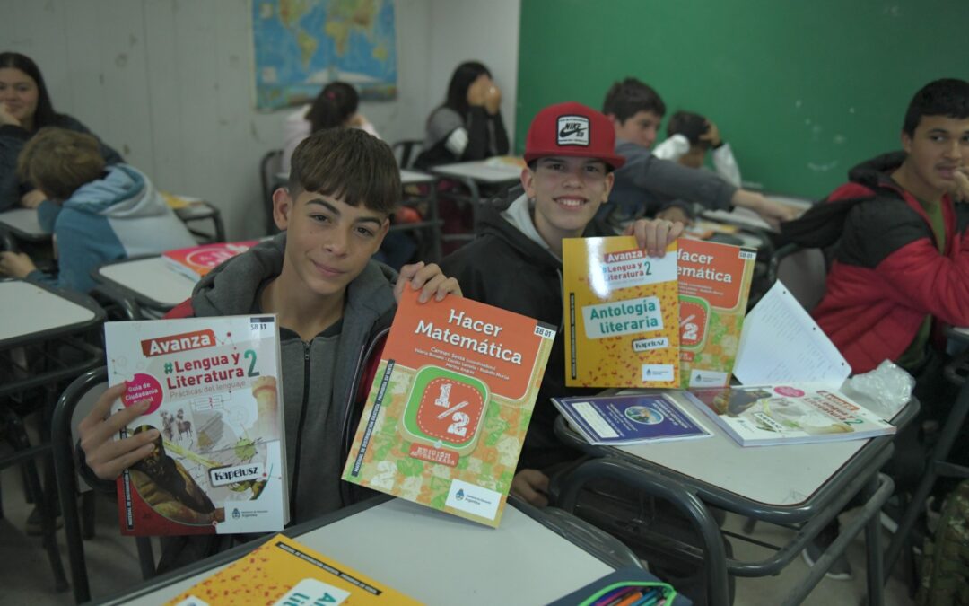 ITUZAINGÓ: PABLO DESCALZO ENTREGÓ LIBROS DE ESTUDIO A ALUMNOS Y ALUMNAS DE LA ESCUELA N° 10
