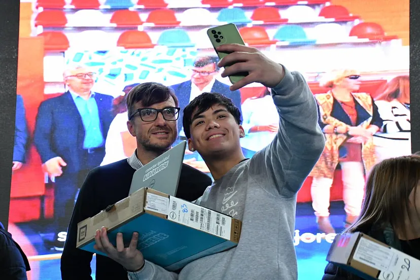 MORON: Casi 2000 estudiantes recibieron netbooks del Plan Conectar Igualdad Bonaerense