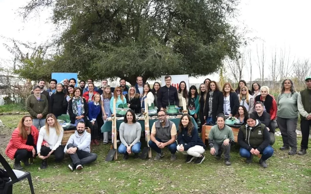MORON: Escuelas del distrito recibieron herramientas para el mantenimiento de sus huertas educativas.