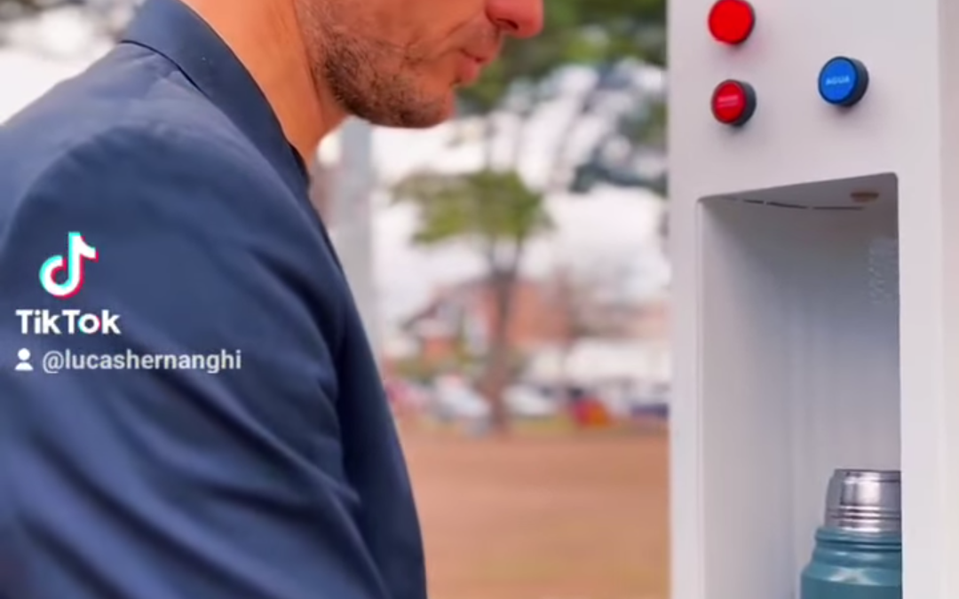 MORON: El jefe comunal @lucas.ghi presentó los nuevos dispositivos sustentables de carga solar con múltiples beneficios para la comunidad