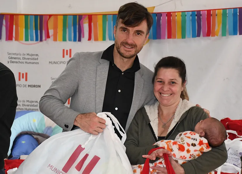 MORON: SE ENTREGARON más bolsos maternales del programa “1000 Días Morón”