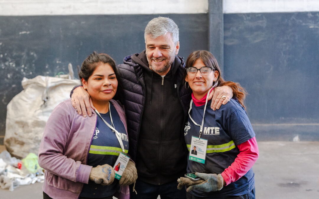 Hurlingham: Zabaleta entregó credenciales oficiales a recicladores en reconocimiento y apoyo institucional