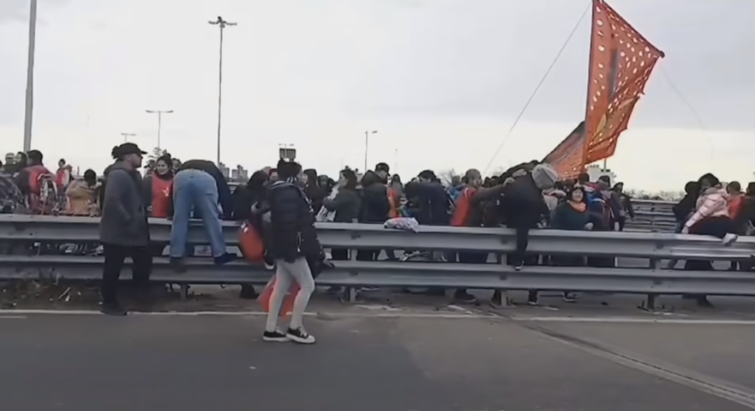 Piqueteros cortaron el tránsito en la autopista del Oeste en reclamo de puestos de trabajo