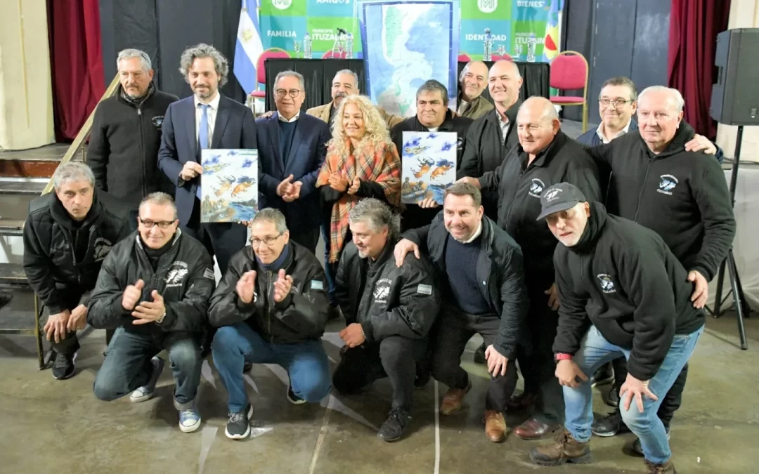ITUZAINGÓ: ALBERTO DESCALZO Y SANTIAGO CAFIERO ENTREGARON 80 MAPAS BICONTINENTALES A ESCUELAS DE ITUZAINGÓ