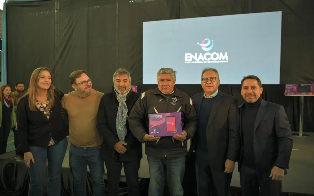 ITUZAINGÓ: SE ENTREGARON MÁS DE 2.000 TABLETS DEL PROGRAMA “CONECTANDO CON VOS”