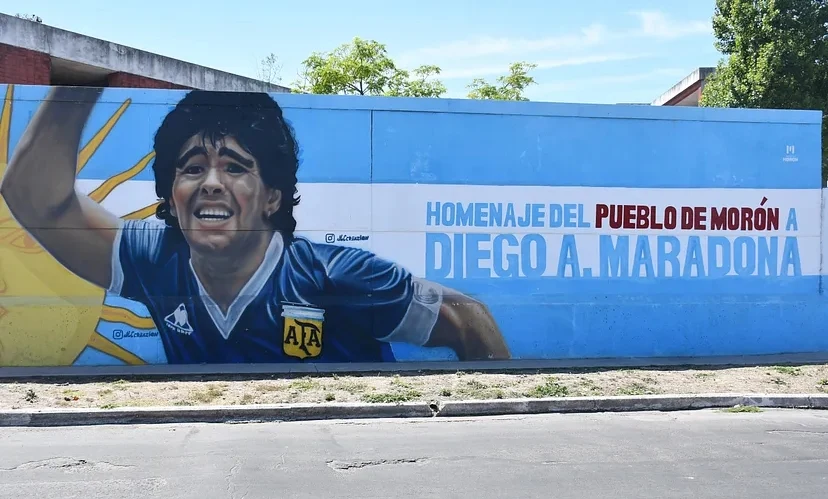 Morón: El Municipio pone en valor espacios públicos con murales pintados por su Equipo Municipal de Arte