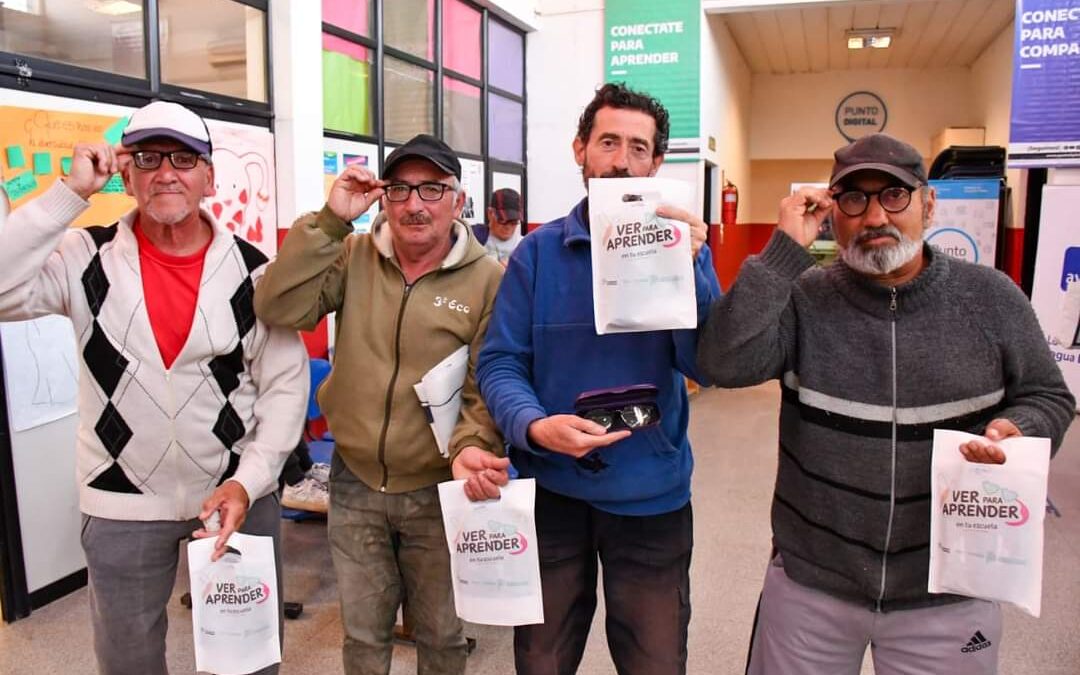 MORÓN: Entrega de anteojos a adultos mayores de escuelas primarias