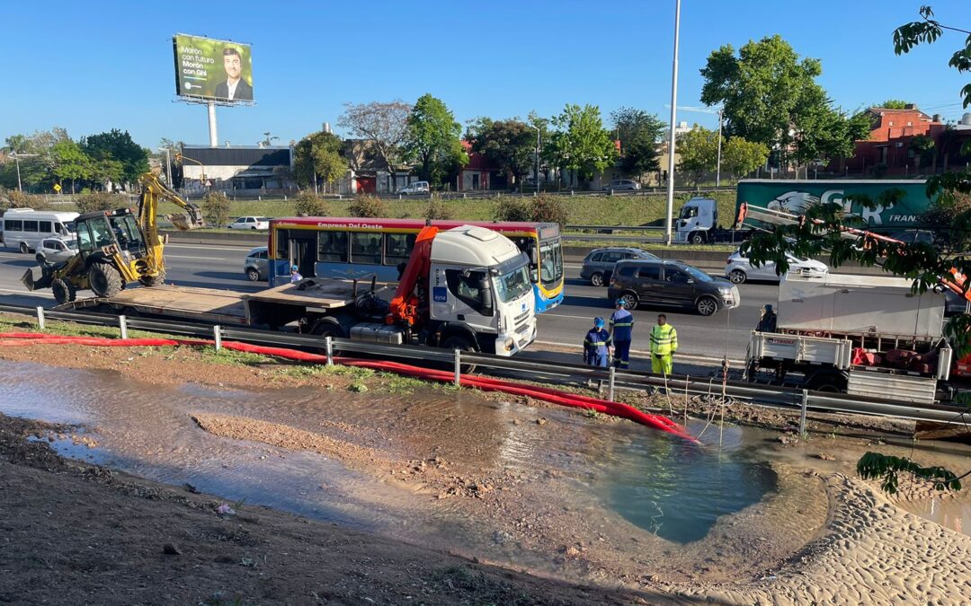 URGENTE-AHORA-  AySA repara una importante cañería de agua en la colectora de Acceso Oeste en Morón