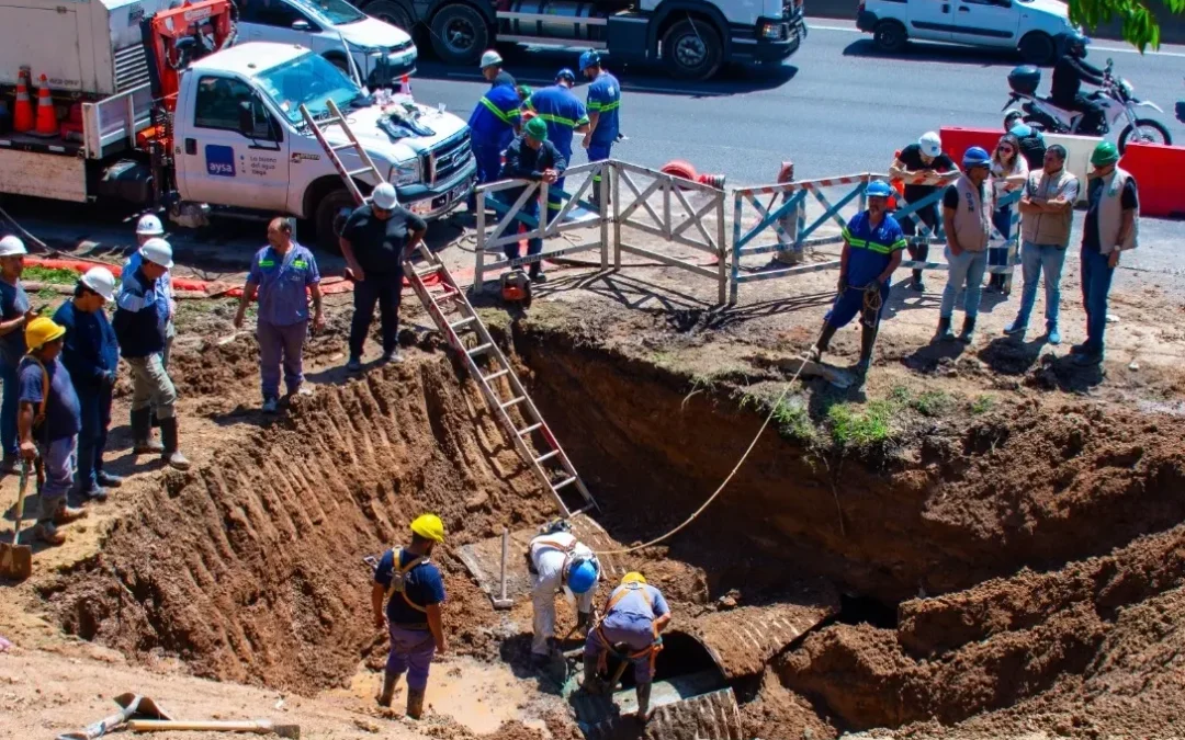 MORON: AySA continúa con la reparación de una cañería en la colectora de Acceso Oeste