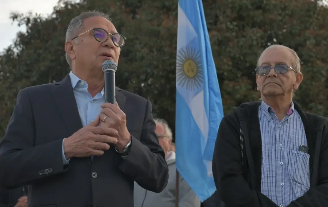 ITUZAINGÓ: A 40 AÑOS DE DEMOCRACIA, DESCALZO HOMENAJEÓ A RAÚL ALFONSÍN