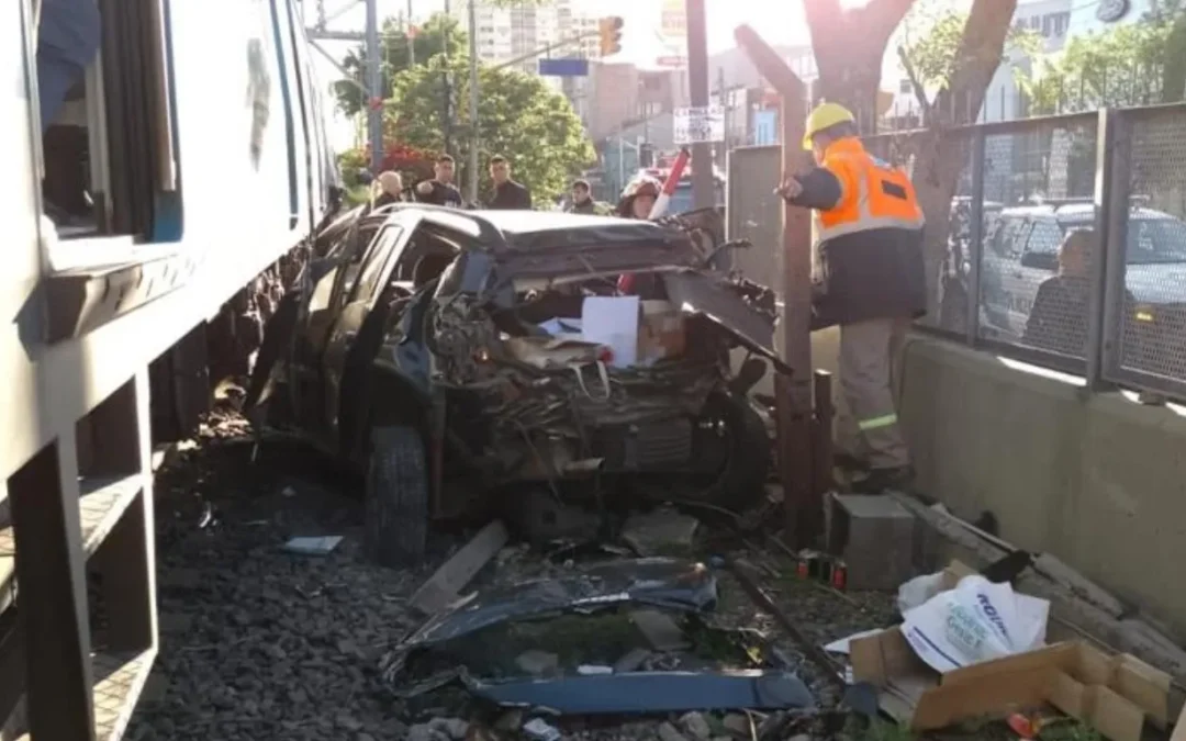 RAMOS MEJÍA: Accidente mortal: un auto fue embestido por el tren Sarmiento y murió una joven de 19 años