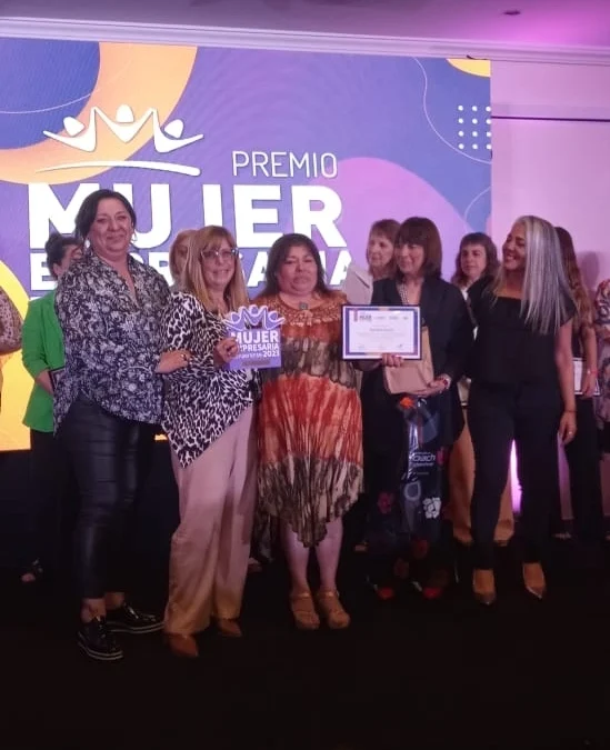 SANDRA GUZZI – PANADERÍA GUZZI DE HAEDO- GANADORA DE LA CATEGORÍA COMERCIO LOCAL EN EL CERTAMEN » MUJER EMPRESARIA BONAERENSE»