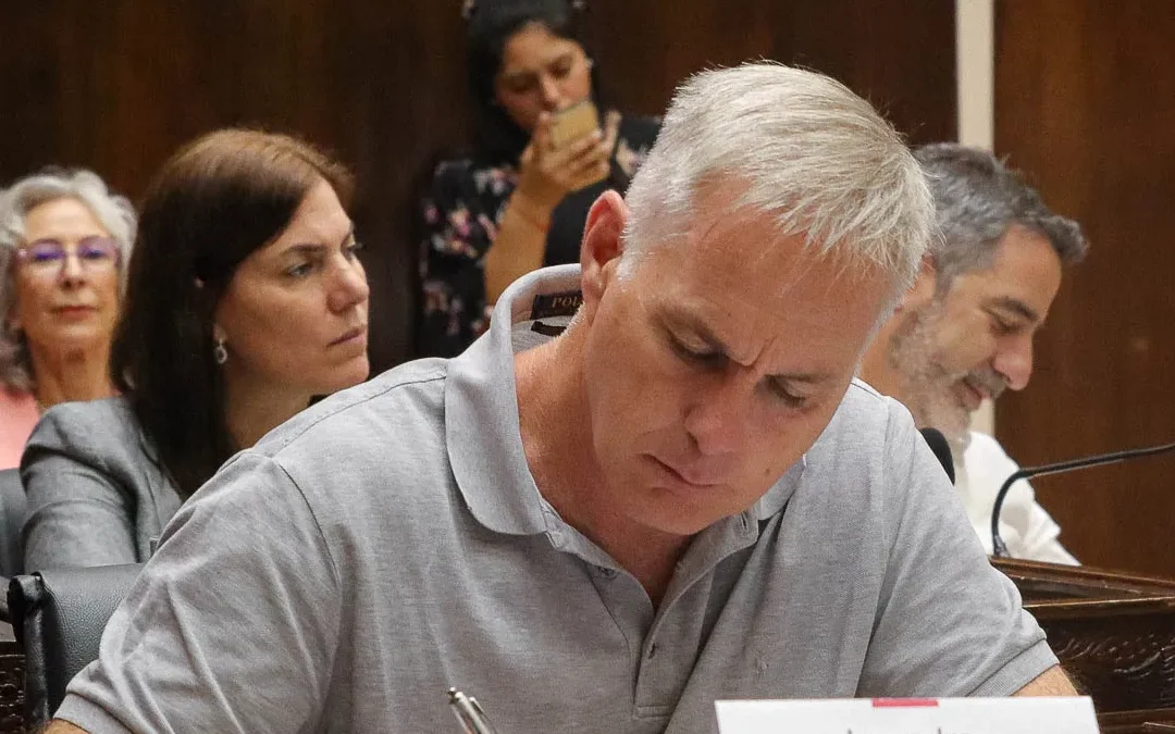 @leaugartemendia : » Estoy como vecino en esta manifestación, muy triste porque no merecemos estar pasando esto. Ningún vecino se lo merece!  El estado está ausente, el intendente @munidemoron Y su secretario de Seguridad brillan por su ausencia….»