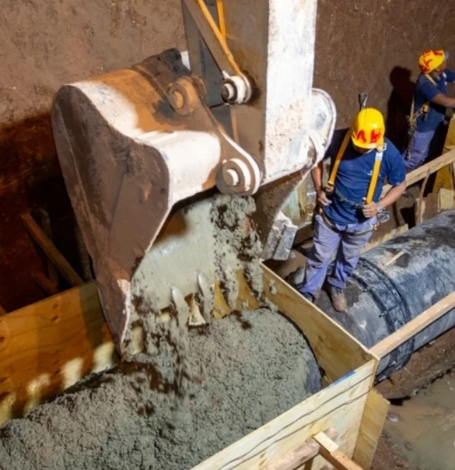 MORÓN: AySA finalizó con éxito los trabajos para reforzar el caño maestro que pasa bajo el Acceso Oeste