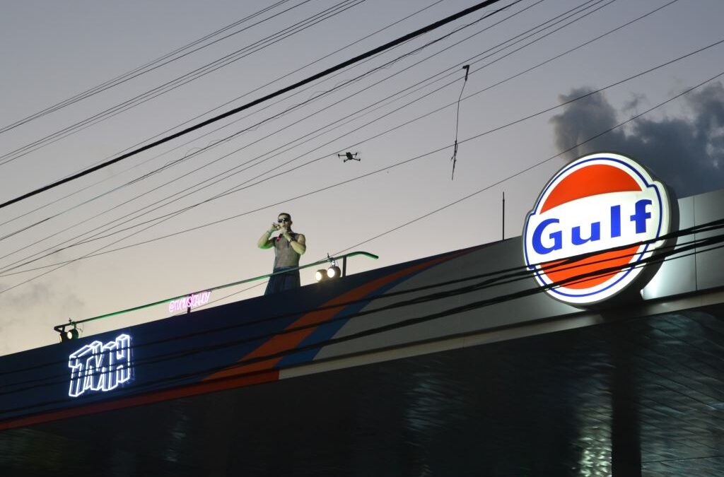 ITUZAINGÓ: Rei sorprendió con un show sin precedentes en el techo de la estación de servicio Gulf