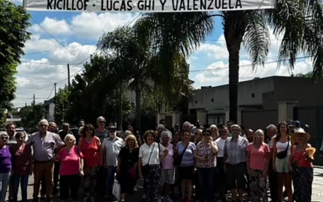 EL PALOMAR: ENFRENTAMIENTO ENTRE VECINOS Y PERSONAL DEL MUNICIPIO QUE INTENTABAN SACAR LOS PASACALLES DONDE SE RECLAMA SEGURIDAD