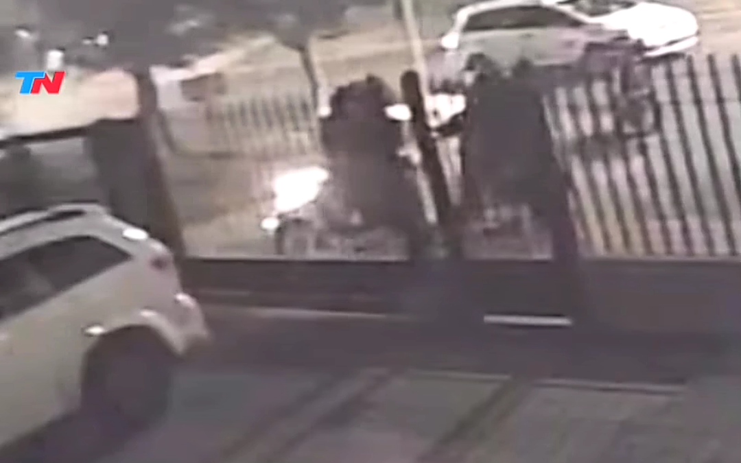 INSEGURIDAD EN CASTELAR: LO ENCAÑONARON PARA ROBARLE LA MOTO DELANTE DE SU HIJA DE 8 AÑOS