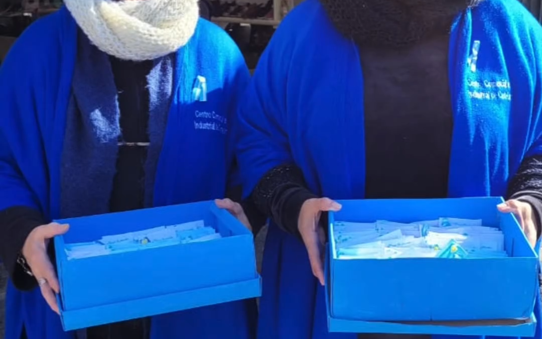 CASTELAR: LA CÁMARA CELEBRA EL » DÍA DE LA PATRIA» ENTREGANDO ESCARAPELAS A COMERCIANTES Y VECINOS DE CASTELAR