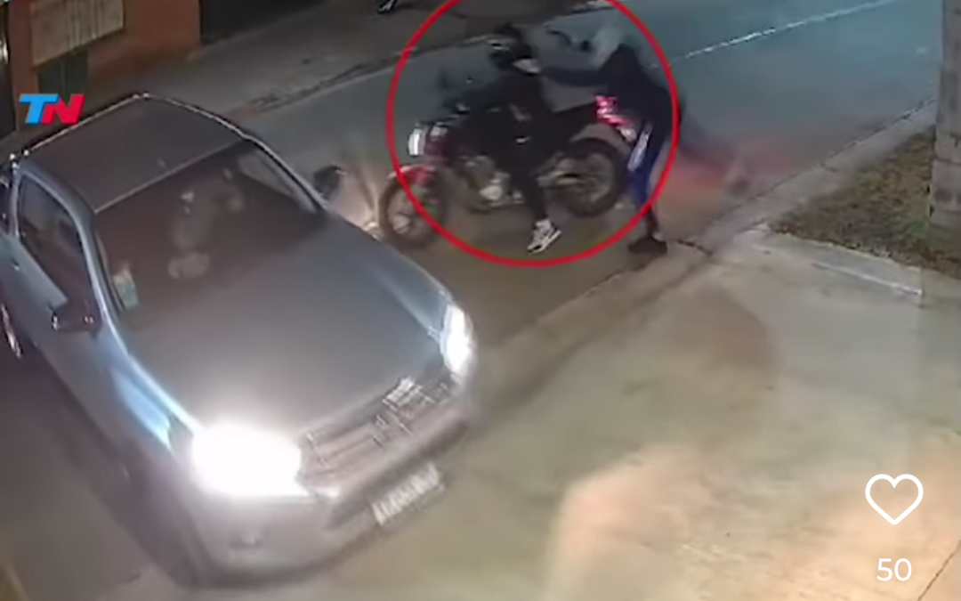 MORÓN SUR: ENTRE BOCINAZOS Y LOS GRITOS DE «PISALO!!» UNA MADRE Y SU HIJO SE SALVARON DEL ROBO DE SU CAMIONETA