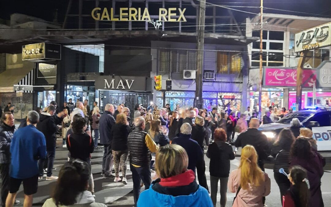 HAEDO: VECINOS AUTOCONVOCADOS DE HAEDO SALIERON A LA CALLE A GRITAR » BASTA DE INSEGURIDAD»