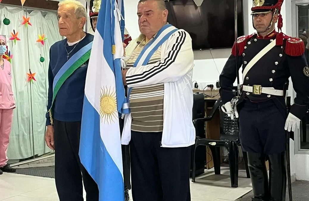 CASTELAR: EMOTIVO FESTEJO DEL DÍA DE LA BANDERA EN EL HOGAR DEL DR. OVANDO JUNTO A DOS GRANADEROS DEL REGIMIENTO GRAL. SAN MARTIN