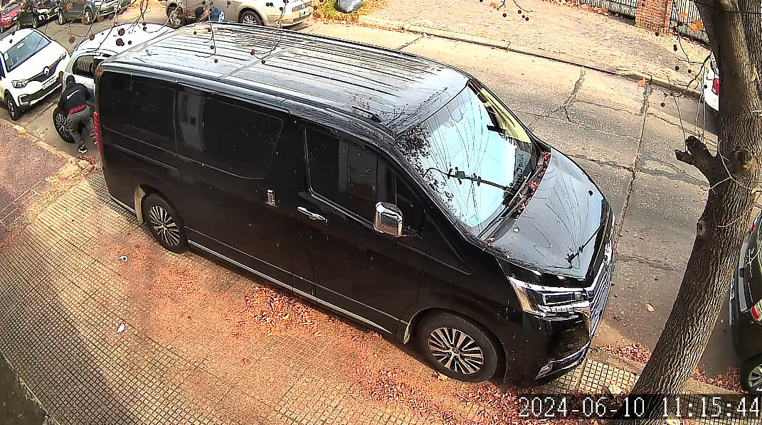 CASTELAR: ASÍ ROBAN A PLENA LUZ DEL DIA Y EN EL CENTRO DE CASTELAR