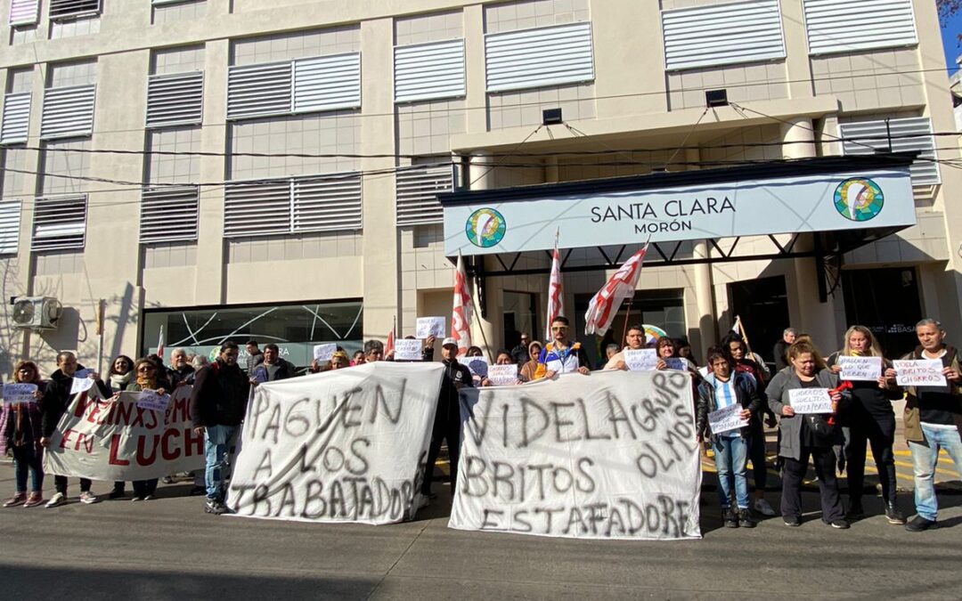 MORÓN: TRABAJADORES DE LA SALUD DE LA EX CLINICA CONSTITUYENTES SE CONCENTRAN PARA RECLAMAR SU SITUACION LABORAL