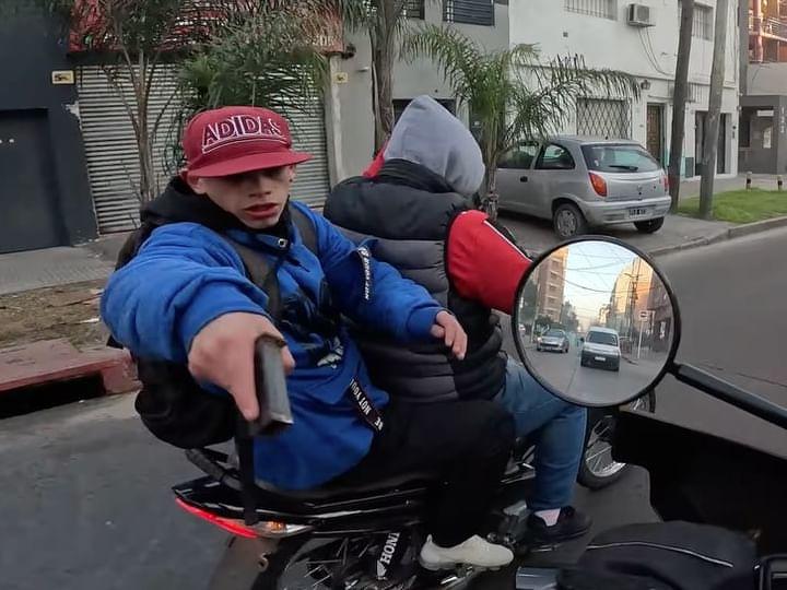 MORÓN: INSEGURIDAD: TREMENDA PERSECUSIÓN EN EL CENTRO DE MORÓN: «LAS VUELTAS» DEL DAKAR SOBRE DOS RUEDAS