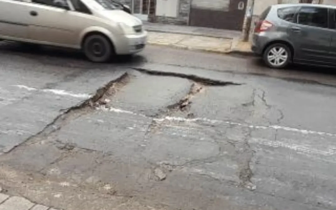 Espacio del Vecino :  MORÓN: VECINOS DE LA CALLE COLON AL 300 DENUNCIAN QUE LOS POZOS DE LAS CALLES CAUSAN ROTURAS EN LOS AUTOS Y ACCIDENTES DE MOTOS