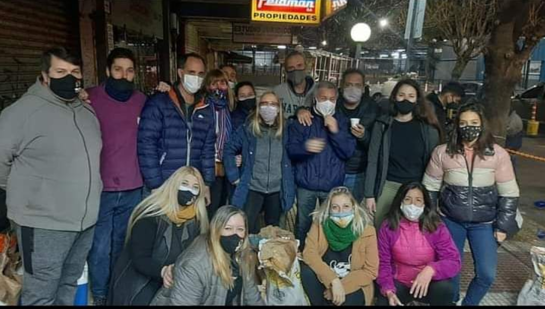 MORÓN: «UNIDOS POR UN PROPÓSITO» ASISTEN A MÁS DE 250 PERSONAS EN SITUACIÓN DE CALLE EN PLAZA LA ROCHE