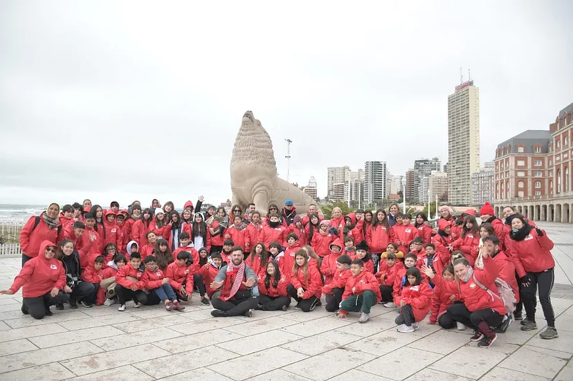 MORÓN: Más de 450 chicos y chicas viajaron a Mar del Plata gracias al Programa municipal «Sexto al Mar”
