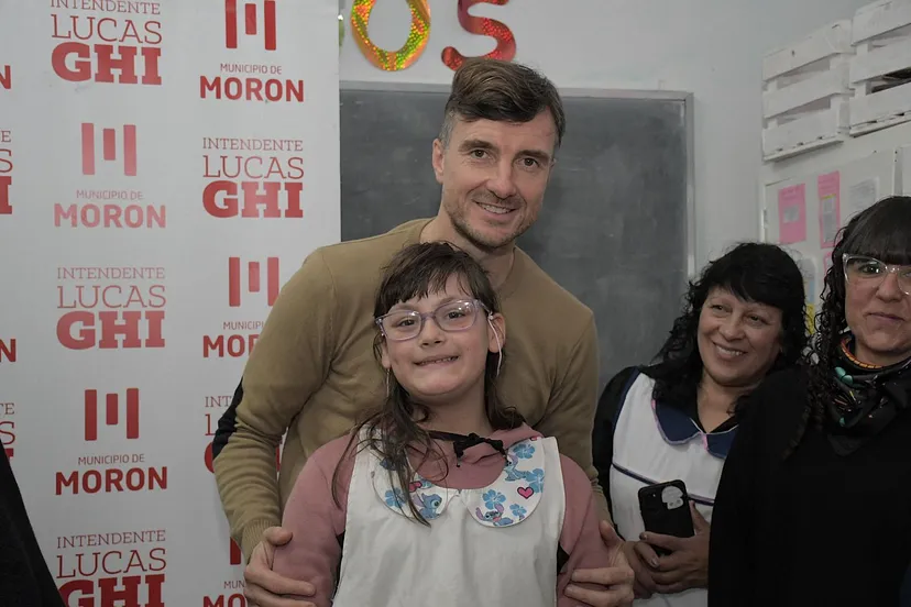 Morón: Más estudiantes de nivel primario recibieron anteojos gratuitos
