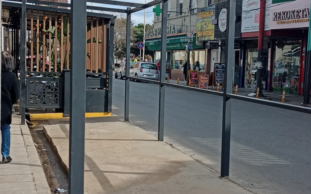 MORÓN: DECKS GASTRONÓMICOS: ANTE EL DESCONOCIMIENTO DE LAS AUTORIDADES MUNICIPALES, Y LA NO AUTORIZACIÓN DEL HCD, EL DECK » FANTASMA» DE BUEN VIAJE, QUEDÓ PARALIZADO