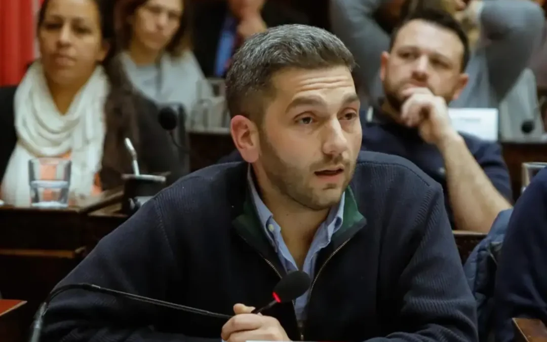 @claudiofaro : » La única solución que mostró el @munidemoron fue desatender a los vecinos y poner «un cartelito»: CALLE CERRADA. Por éstas cosas, nuestro bloque NO aprobó el crédito de Mil millones de pesos…Ya tienen un presupuesto de 95 mil millones y las calles están así, para qué quieren mil millones más?…»
