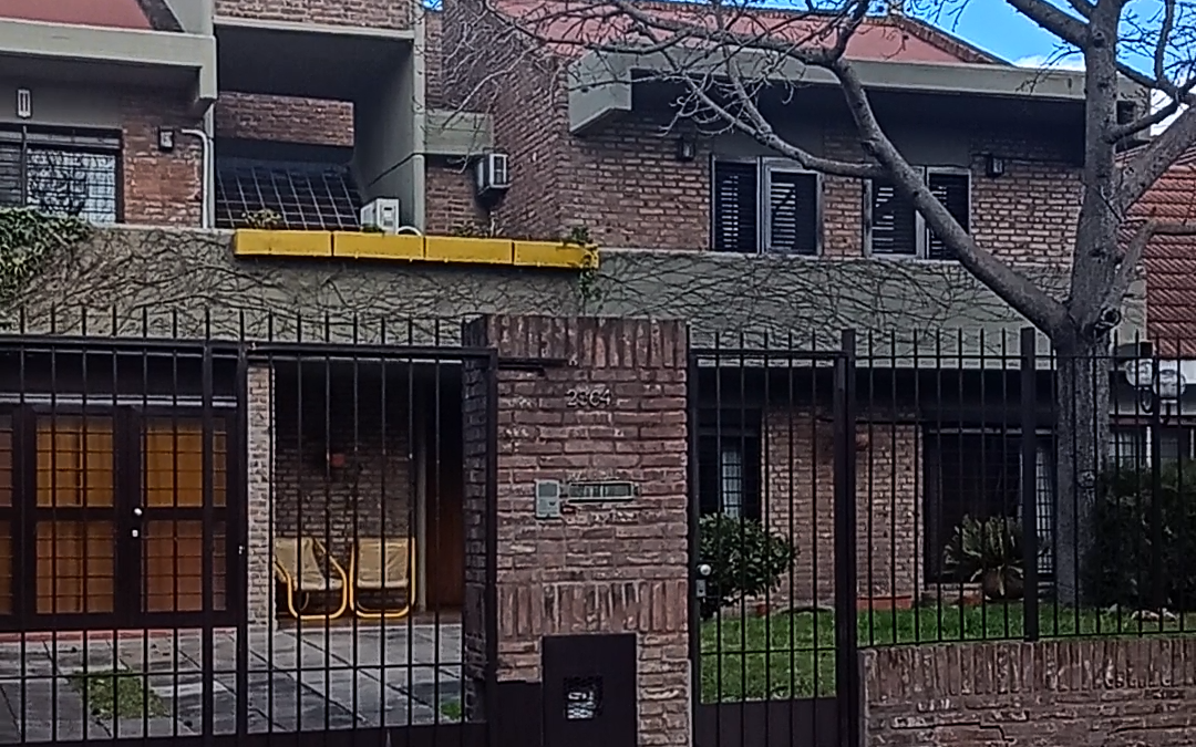 CASTELAR: LA INSEGURIDAD EN PRIMERA PERSONA: » ESTOY BIEN…ME HICIERON ENTRAR CON UN «CHUMBO» Y ME PEDÍAN DÓLARES, Y DÓLARES Y DÓLARES…NO ENTREN EL AUTO, DÉJENLO EN LA PUERTA …» 