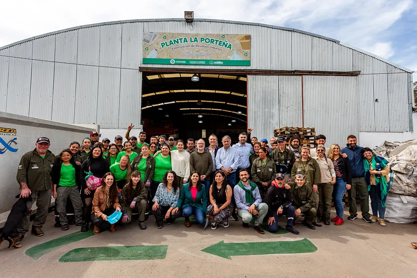 MORENO: El COMIREC ENTREGÓ UNA MÁQUINA TRITURADORA DE PLÁSTICOS A LA COOPERATIVA DE RECICLAJE DEL DISTRITO