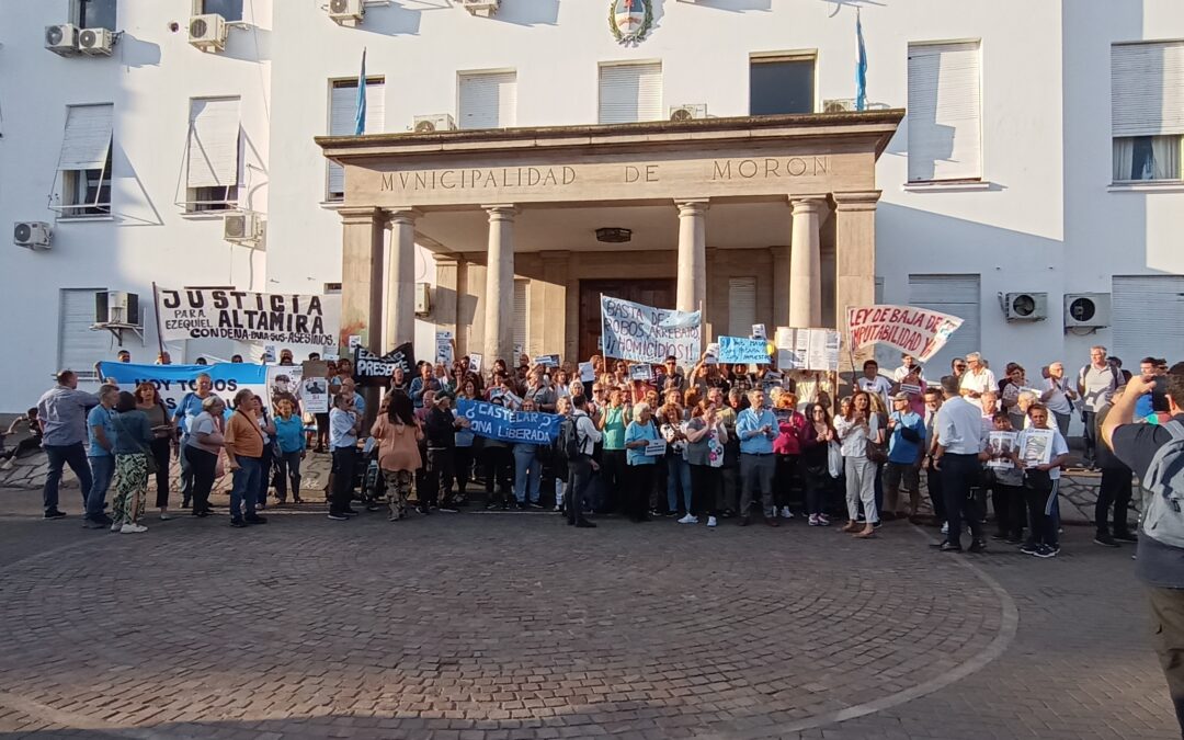 MORÓN: SEGURIDAD: VECINOS AUTOCONVOCADOS Y CONCEJALES DE LA OPOSICIÓN SE CONCENTRARON PARA EXIGIR AL OFICIALISMO LOCAL MAYOR ACCIONAR Y MEDIDAS DE SEGURIDAD
