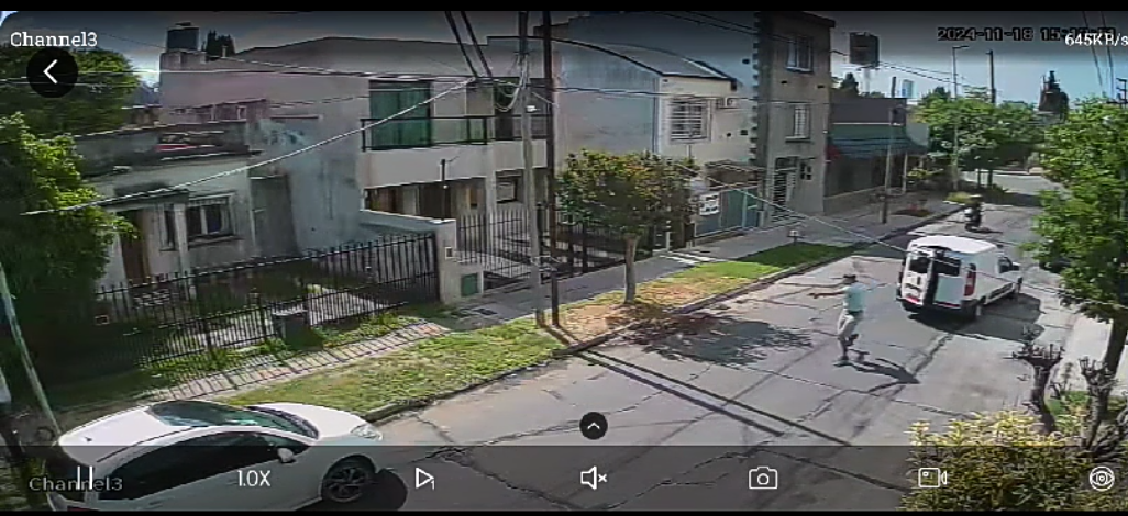 VILLA SARMIENTO: INSEGURIDAD: AHORA: INTENTO DE ROBO A UNA VECINA, CRUZANDOLE LA CAMIONETA Y APUNTANDOLE A LA CARA!