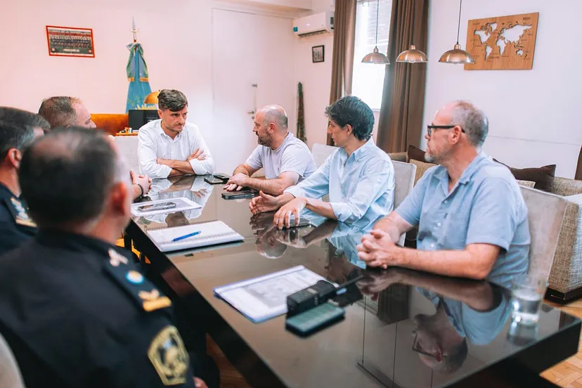 MORÓN: REUNIÓN CONJUNTA ENTRE EL INTENDENTE LUCAS GHI, LAS AUTORIDADES DEL MINISTERIO DE SEGURIDAD Y LA NUEVA JEFATURA POLICIAL DE MORÓN 