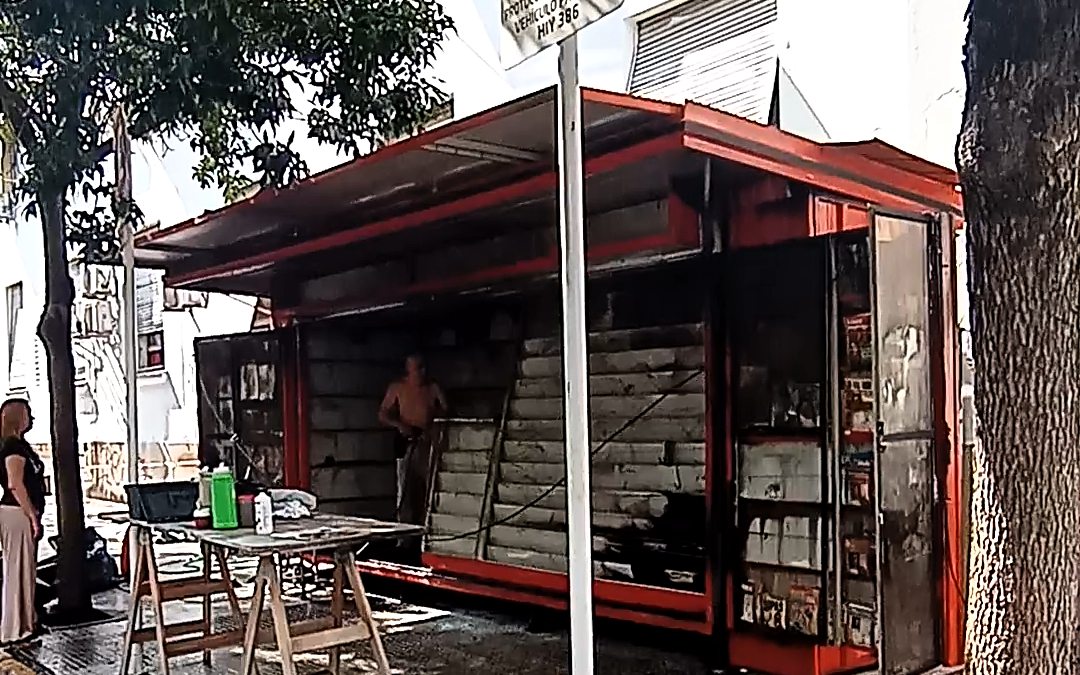 MORÓN: SE INCENDIÓ LA PARADA DE DIARIOS DE HUGO FERRANTE, «EL CANILLITA DE LA MUNICIPALIDAD DE MORÓN»