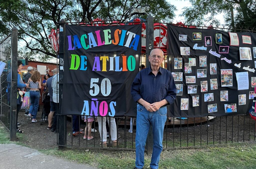 CASTELAR: LA CALESITA DE «ATILIO» FUE VANDALIZADA Y SU QUERIDO DUEÑO HIZO UN DESCARGO POR TICK TOCK: » EL SÁBADO TUVE UN DISGUSTO IMPORTANTE: ROMPIERON LA LONA Y DEFECARON ARRIBA DE UN JUEGO…ESTOY INDIGNADO Y TRISTE…»