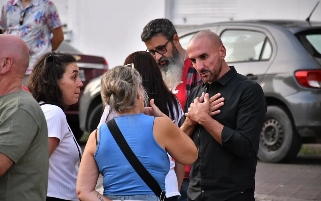 MORÓN: SEGURIDAD: FUNCIONARIOS DE SEGURIDAD RECIBIERON Y ESCUCHARON A CADA UNO DE LOS VECINOS Y VECINAS QUE SE ACERCARON A LA PLAZA A RECLAMAR JUSTICIA