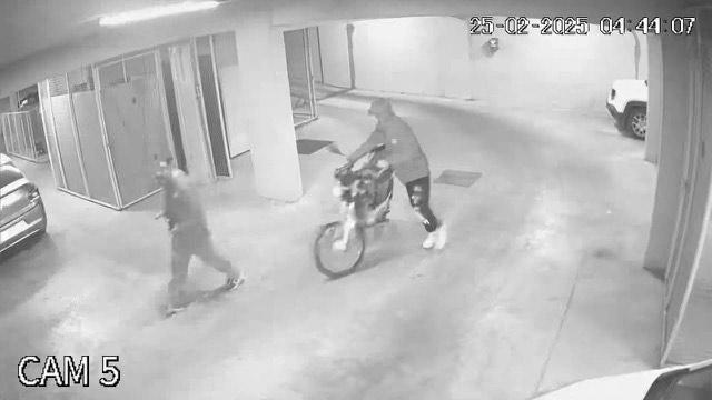 MORÓN: INSEGURIDAD: INTENTABAN ROBAR UNA MOTO DEL EDIFICIO CUANDO LLEGÓ LA POLICÍA Y LA TIRARON EN LA VEREDA PARA ESCAPAR