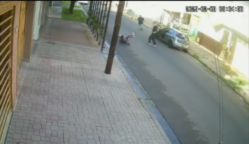 MORÓN SUR: GRACIAS A LA RÁPIDA REACCIÓN, ENTRE PATADAS Y CORRIDAS EVITÓ QUE LE ROBARAN EL AUTO