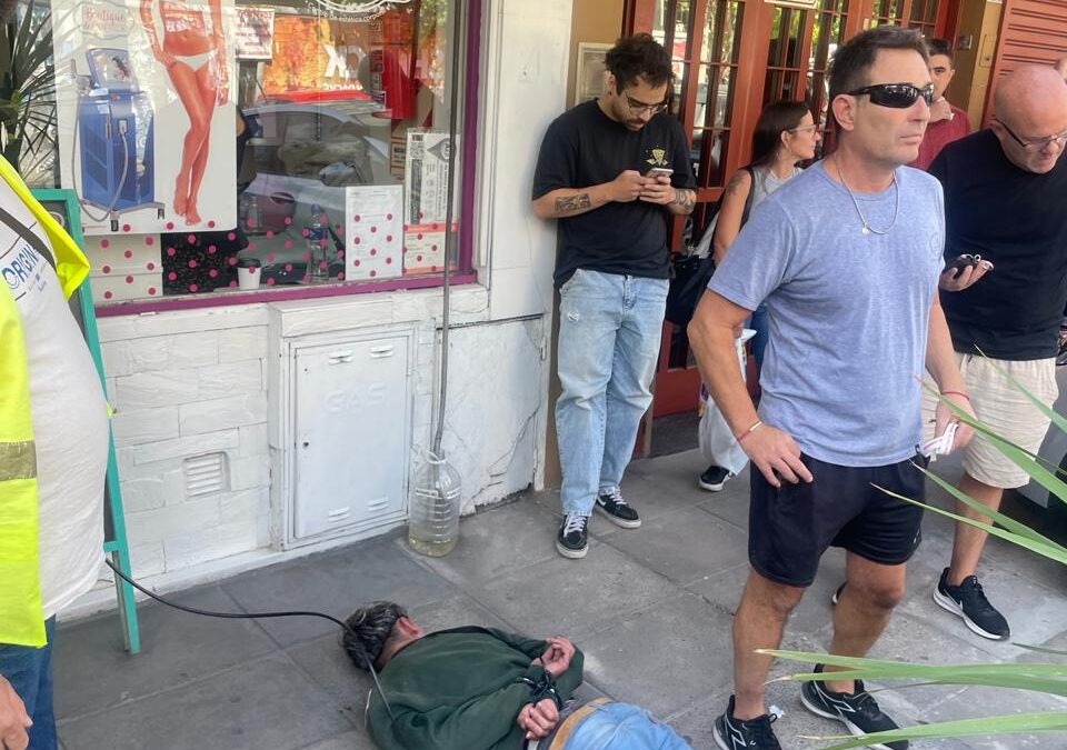 CASTELAR: INSEGURIDAD: VECINOS Y COMERCIANTES ATRAPARON A UN LADRÓN QUE INTENTÓ ROBARLE A UNA MUJER