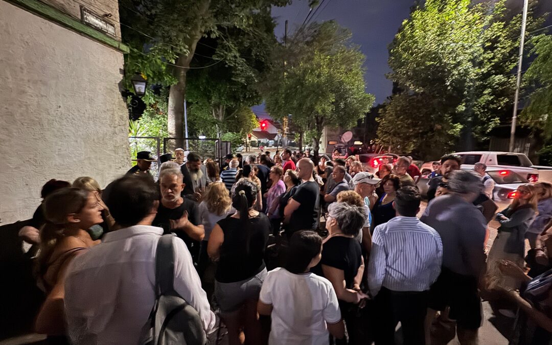 VILLA SARMIENTO: VECINOS Y VECINAS SE CONCENTRARON EN LA PUERTA DE LA COMISARÍA PARA MANIFESTARSE Y EXIGIR MEDIDAS DE SEGURIDAD