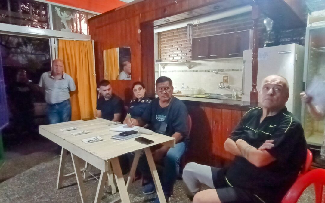MORÓN: SEGURIDAD: PRIMERA REUNIÓN ABIERTA VECINAL: LA AUSENCIA DE LAS MÁXIMAS AUTORIDADES POLICIALES LOCALES Y EL INCREMENTO DE ROBOS EN LA ZONA, PROVOCARON ALTA TENSIÓN, GRITOS, DEMANDAS Y RECLAMOS DE LOS VECINOS