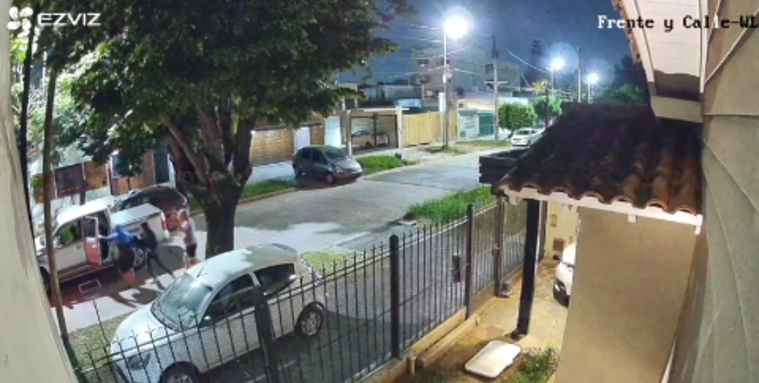 VILLA SARMIENTO: INSEGURIDAD: EN SEGUNDOS, BRUTAL ROBO DE AUTOMOTOR