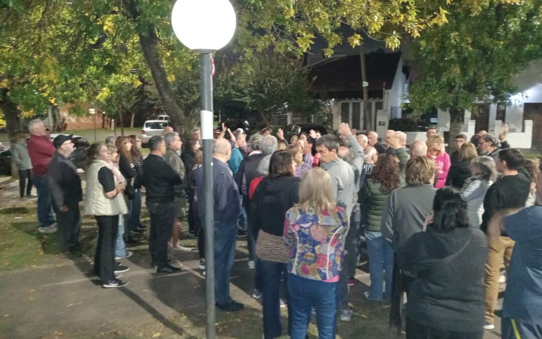 CASTELAR SUR: VECINOS Y VECINAS SE MANIFESTARON EN LA PUERTA DE LA COMISARÍA PARA RECLAMAR POR MAYORES MEDIDAS DE SEGURIDAD
